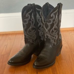 Womens Laredo cowboy boots. Black with white Stitching, size 9